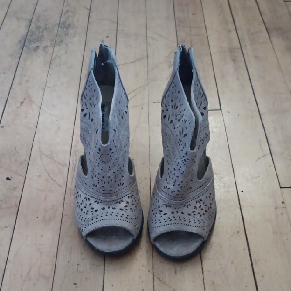 Elegant Gray Cutout Heeled Boots